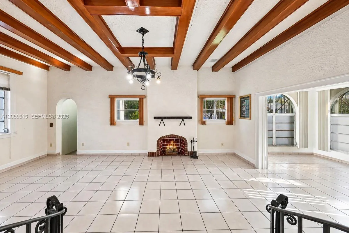 Foto de propiedad en 1834 SW 10th Street, Miami, FL 33135 Miami con MLS# 