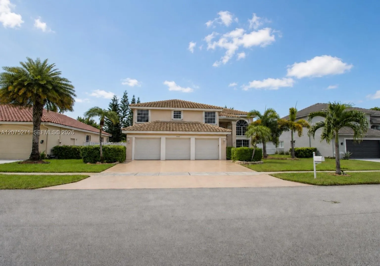 Foto de propiedad en 18341 NW 10th Street, Pembroke Pines, FL 33029 Pembroke Pines con MLS# 