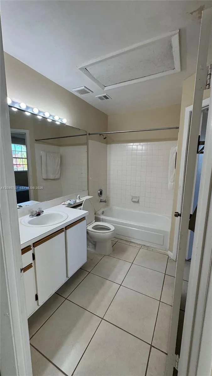 En Renta 18348 NW 68th Avenue H, Hialeah, FL 33015, Hialeah, FL 33015