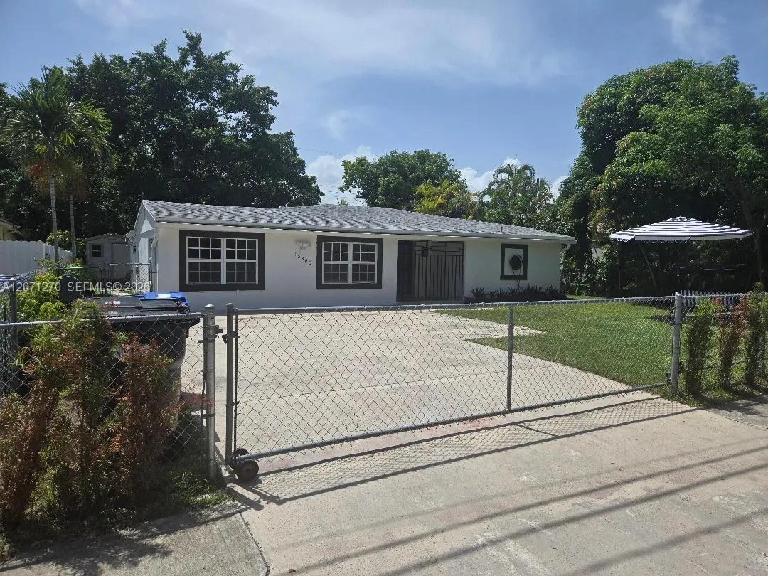 Foto de propiedad en 18360 NE 22nd Avenue, North Miami Beach, FL 33160 North Miami Beach con MLS# 
