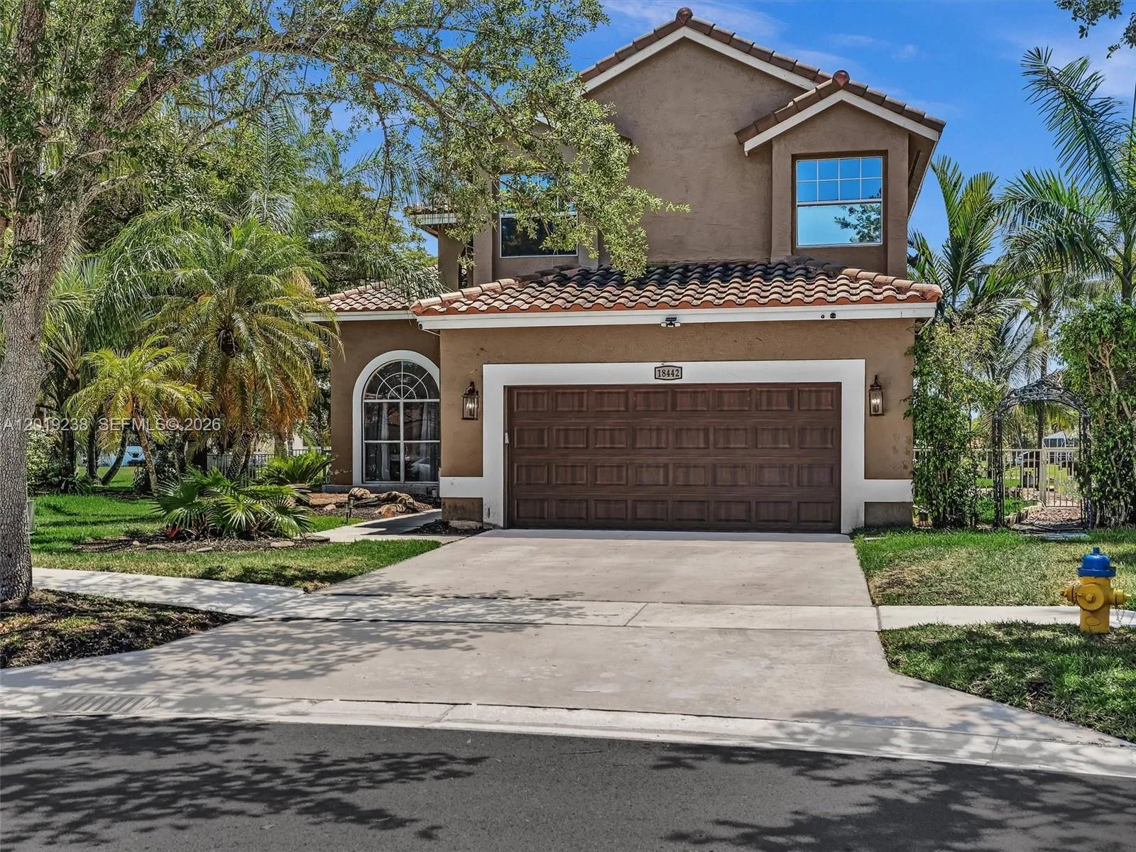 Foto de propiedad en 18442 NW 12th Street, Pembroke Pines, FL 33029 Pembroke Pines con MLS# 