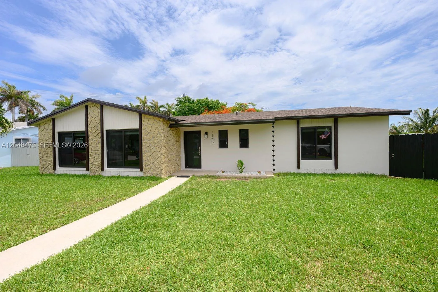 Foto de propiedad en 18451 SW 90th Avenue, Cutler Bay, FL 33157 Cutler Bay con MLS# 