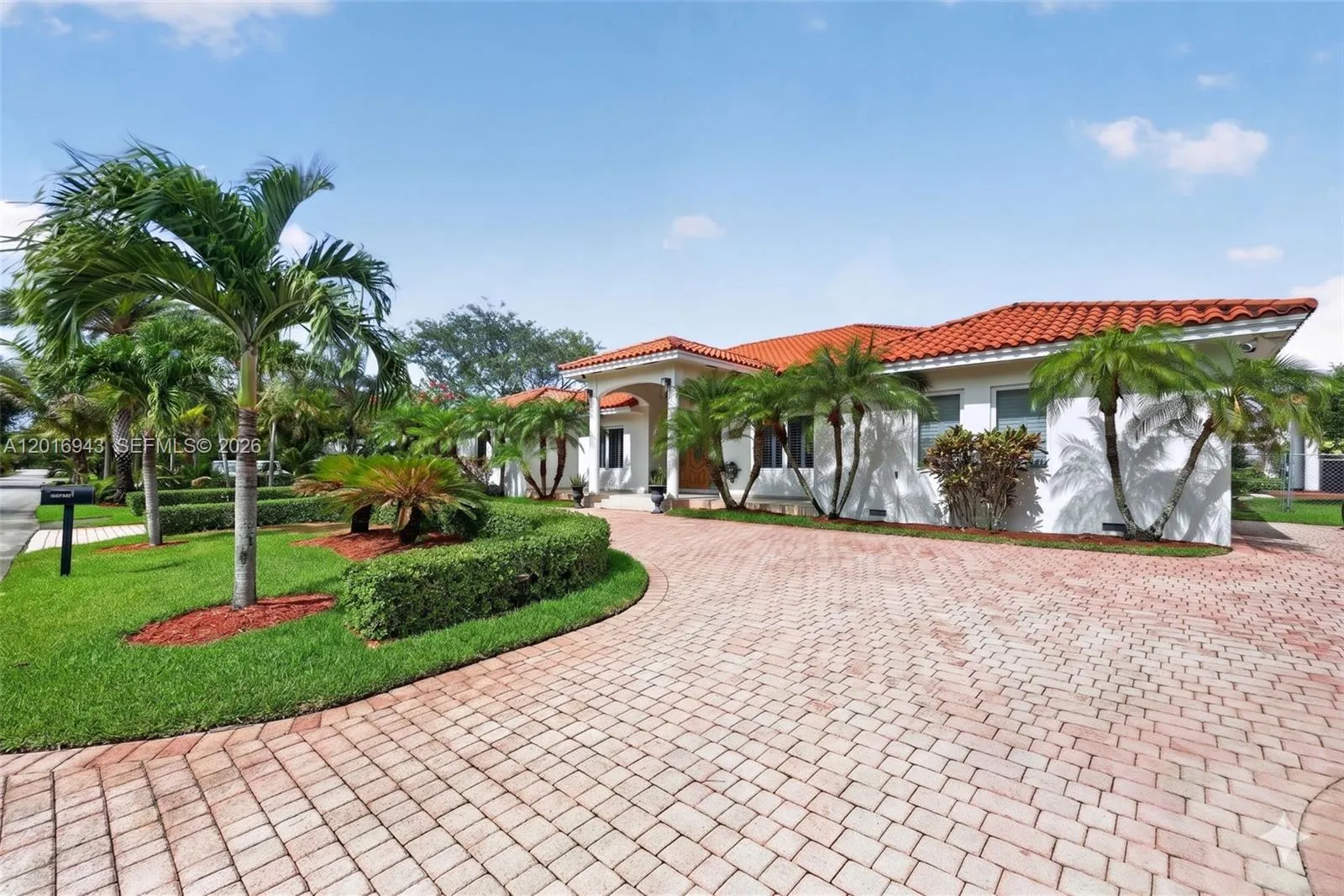 Foto de propiedad en 18461 SW 83rd Avenue, Cutler Bay, FL 33157 Cutler Bay con MLS# 
