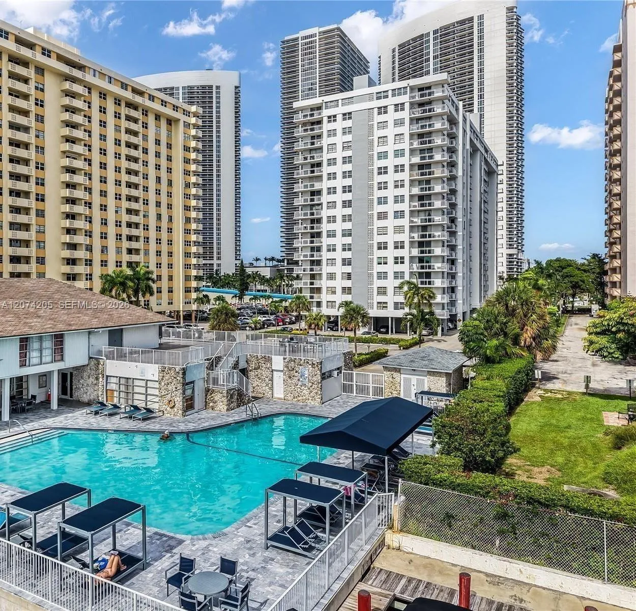 Foto de propiedad en 1849 S Ocean Drive 202, Hallandale Beach, FL 33009 Hallandale Beach con MLS# 