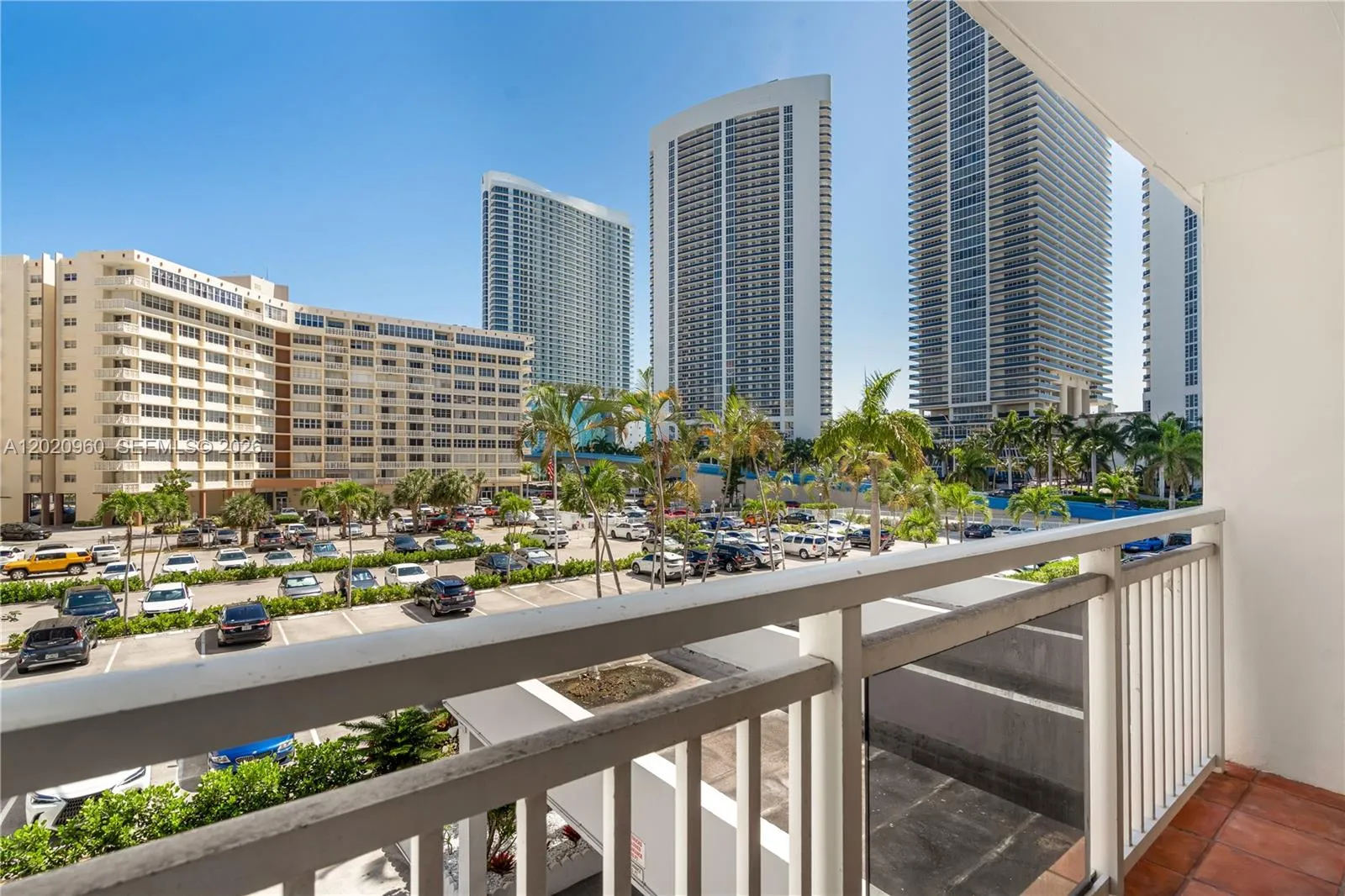 Foto de propiedad en 1849 S Ocean Drive 305, Hallandale Beach, FL 33009 Hallandale Beach con MLS# 
