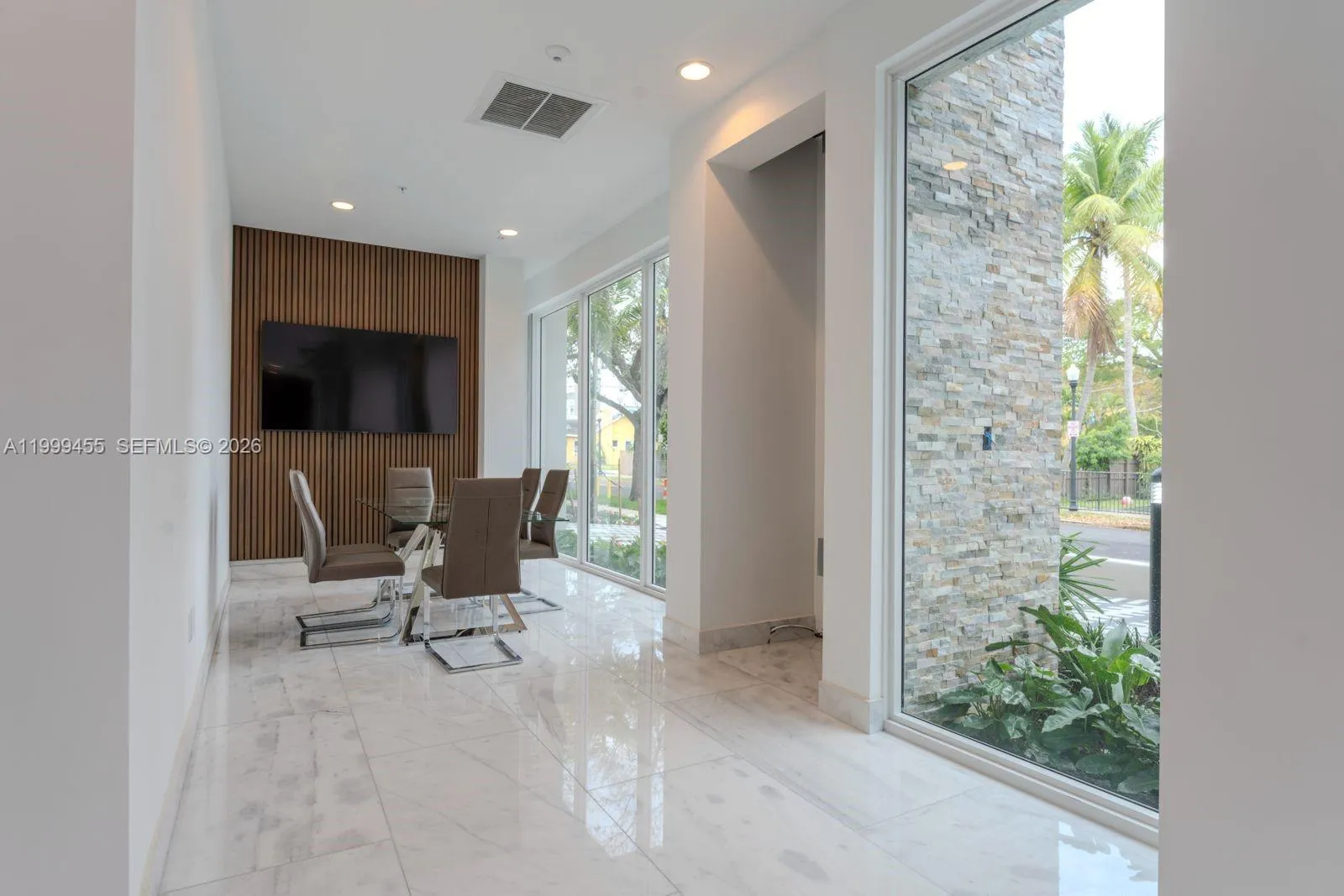 Foto de propiedad en 1850 Monroe Street 410, Hollywood, FL 33020 Hollywood con MLS# 