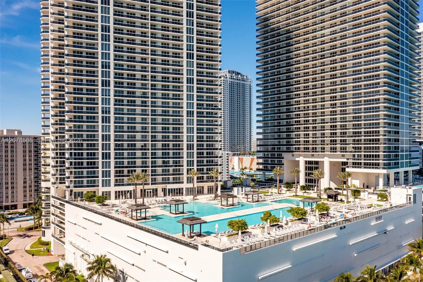 Foto de propiedad en 1850 S Ocean Drive 909, Hallandale Beach, FL 33009 Hallandale Beach con MLS# 
