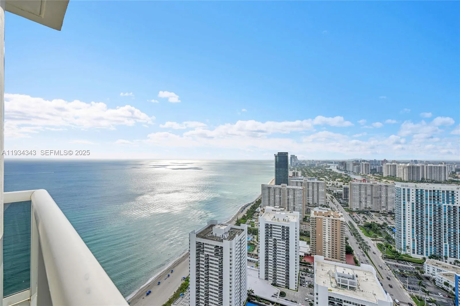 Foto de propiedad en 1850 S Ocean Drive PH4405, Hallandale Beach, FL 33009 Hallandale Beach con MLS# 