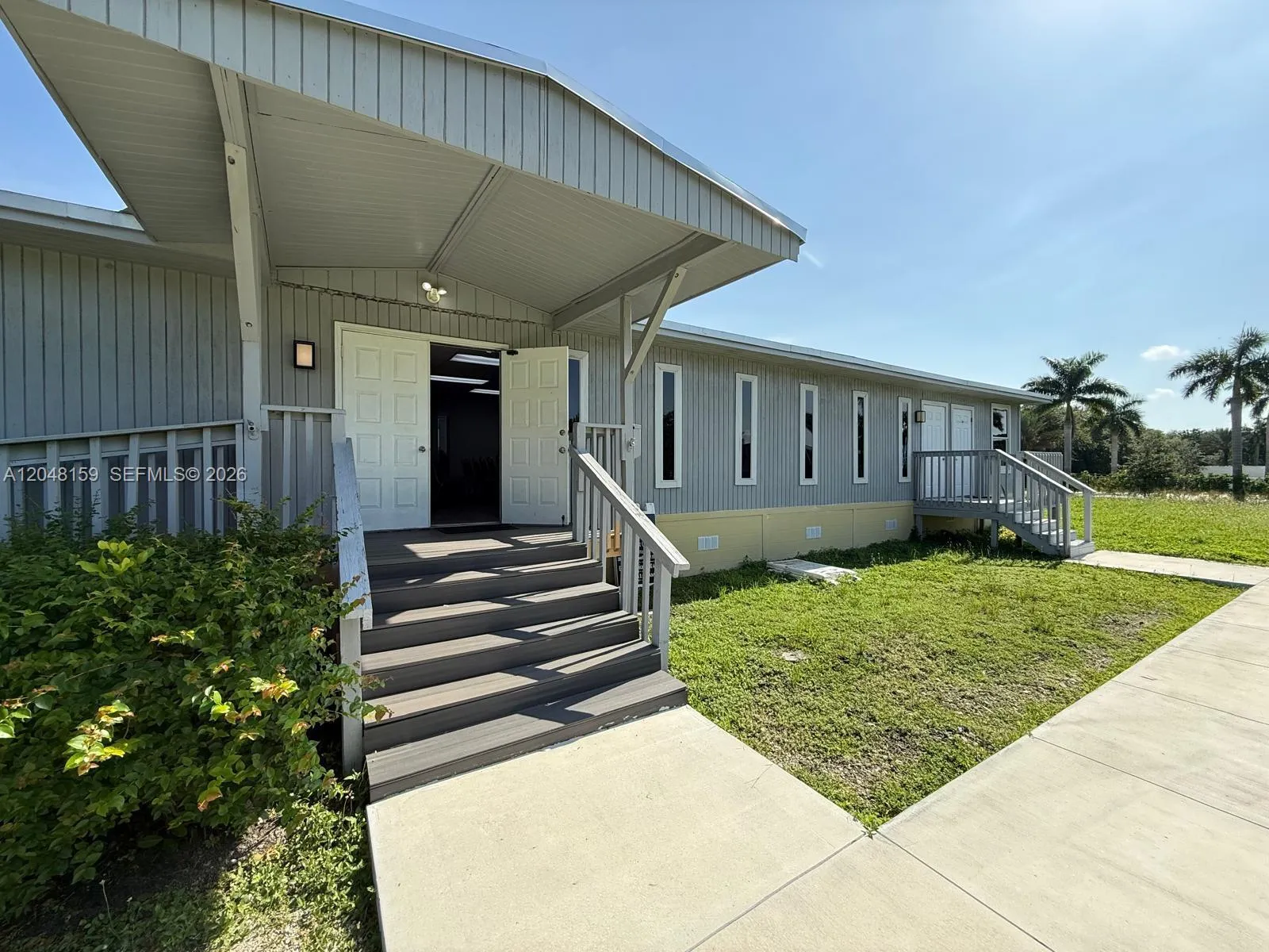 Foto de propiedad en 18500 Griffin Road, Southwest Ranches, FL 33332 Southwest Ranches con MLS# 
