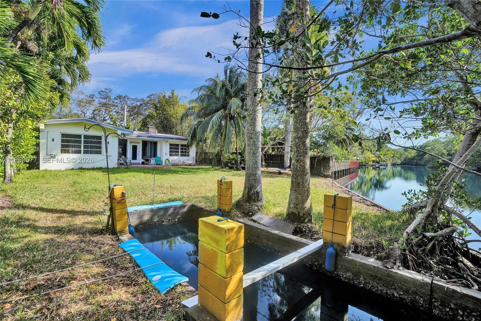 Foto de propiedad en 18500 NE 23rd Court, Miami, FL 33180 Miami con MLS# 
