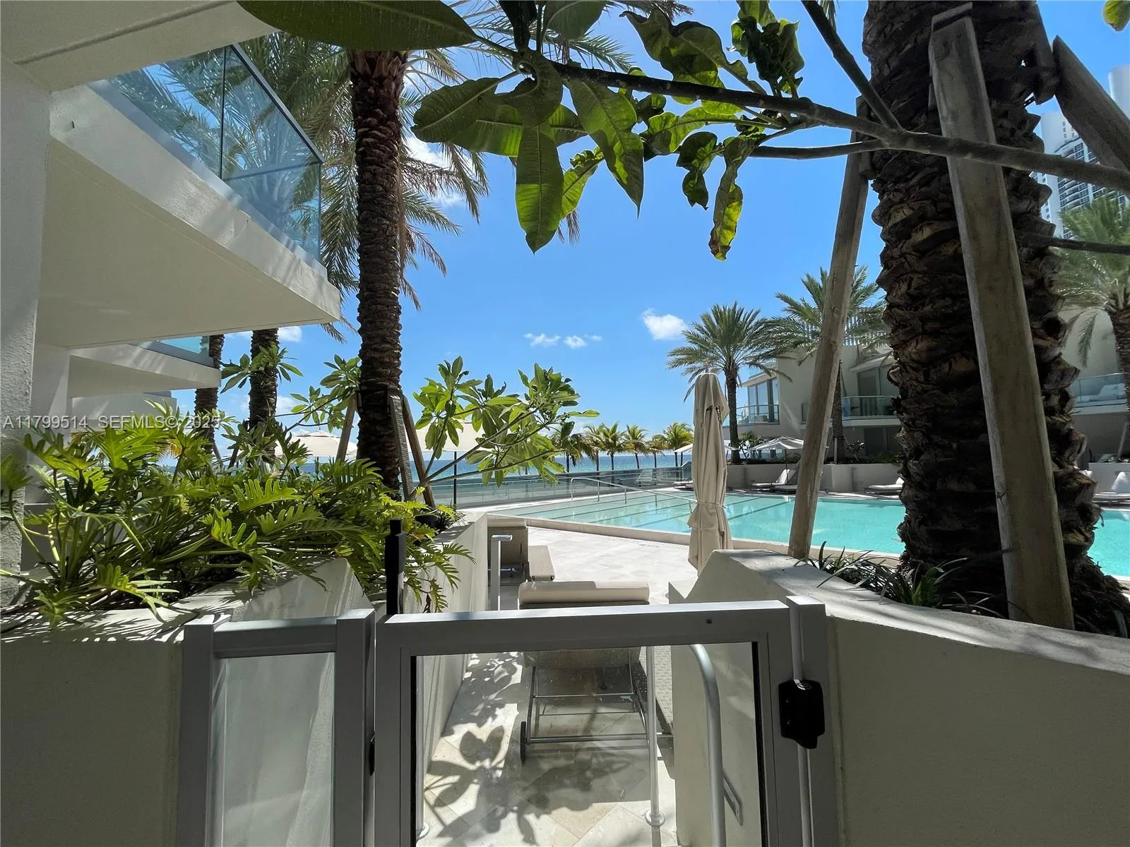 Foto de propiedad en 18501 Collins Avenue Cabana 12, Sunny Isles Beach, FL 33160 Sunny Isles Beach con MLS# 