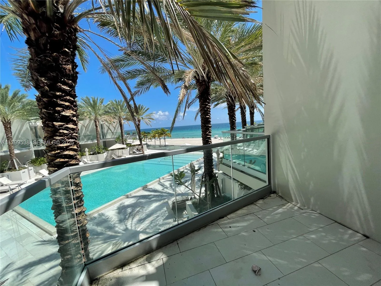 Foto de propiedad en 18501 Collins Avenue Cabana 27, Sunny Isles Beach, FL 33160 Sunny Isles Beach con MLS# 