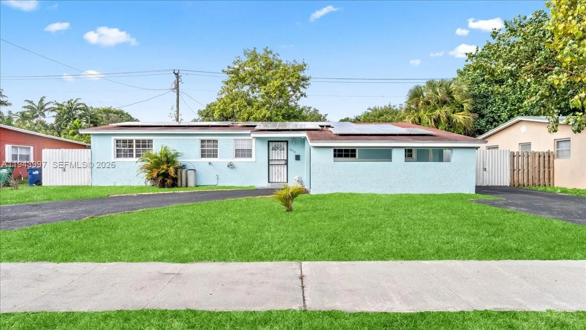 Foto de propiedad en 18502 NW 23rd Court, Miami Gardens, FL 33056 Miami Gardens con MLS# 
