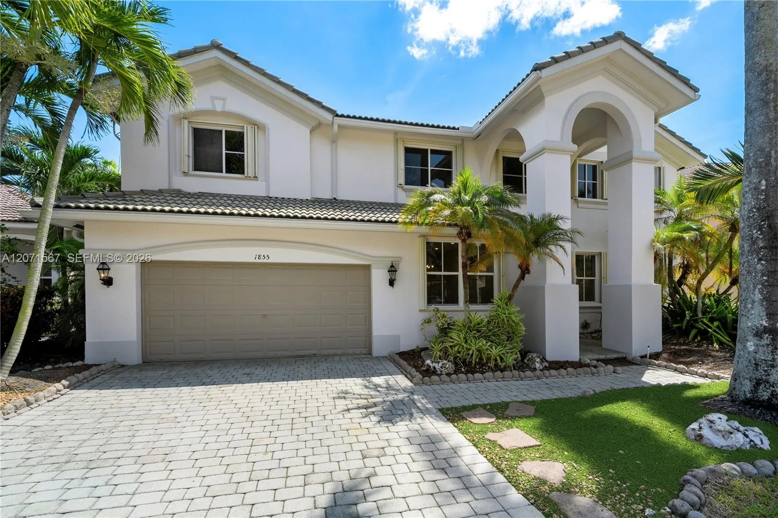 Foto de propiedad en 1855 Hidden Trail Lane, Weston, FL 33327 Weston con MLS# 