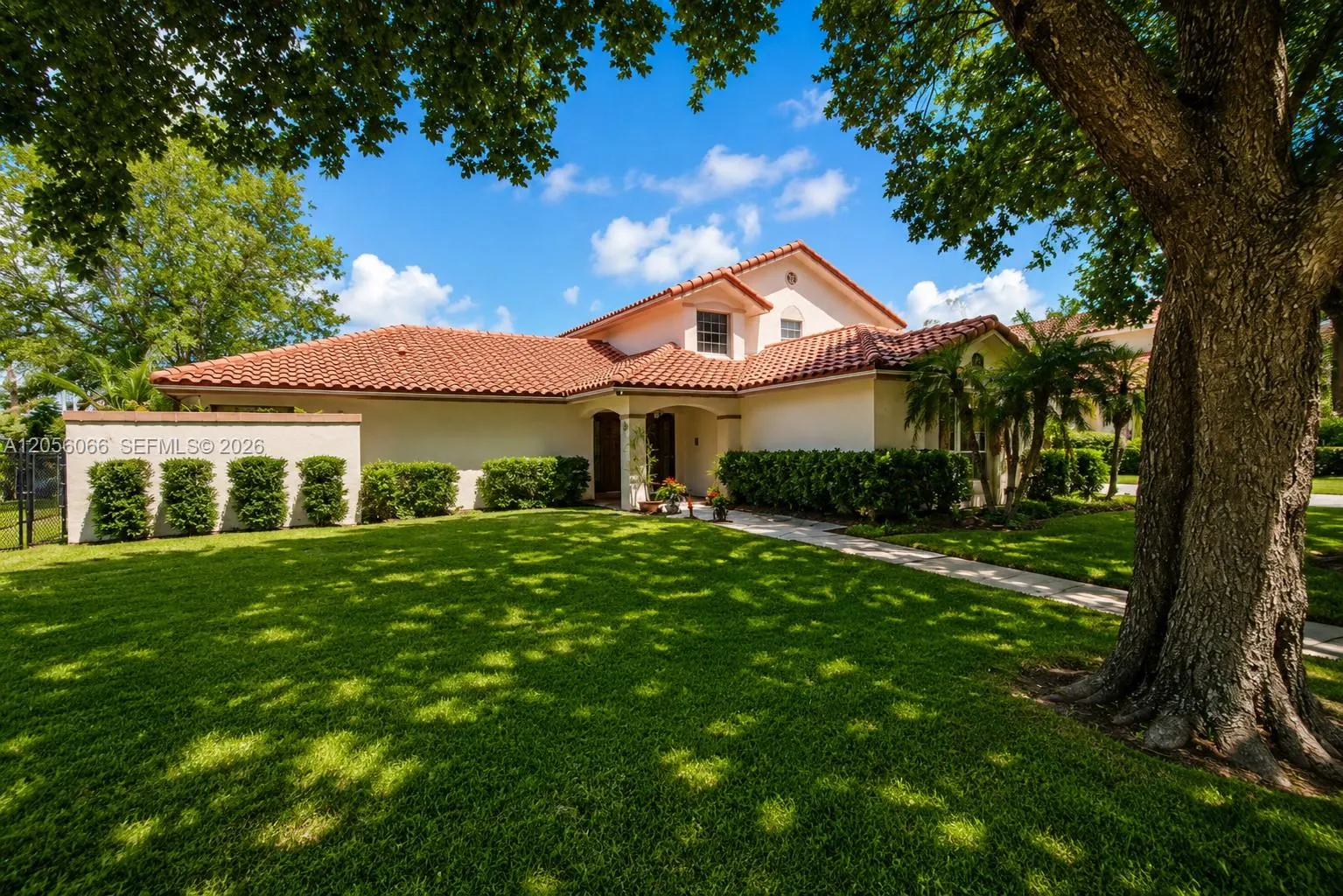 Foto de propiedad en 1855 SW 101st Avenue, Davie, FL 33324 Davie con MLS# 