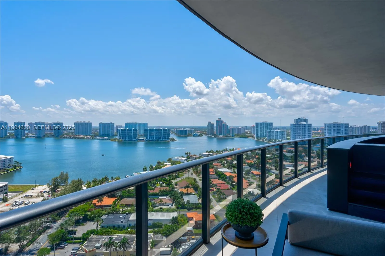 Alquilada 18555 Collins Avenue 2403, Sunny Isles Beach, FL 33160, Sunny Isles Beach, FL 33160
