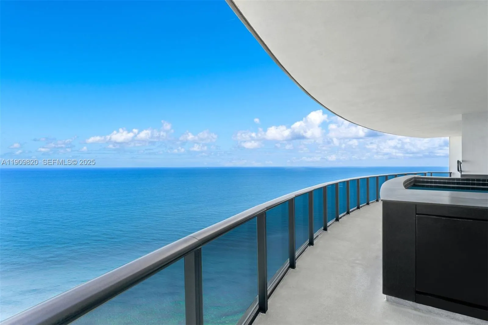 Foto de propiedad en 18555 Collins Avenue 3205, Sunny Isles Beach, FL 33160 Sunny Isles Beach con MLS# 