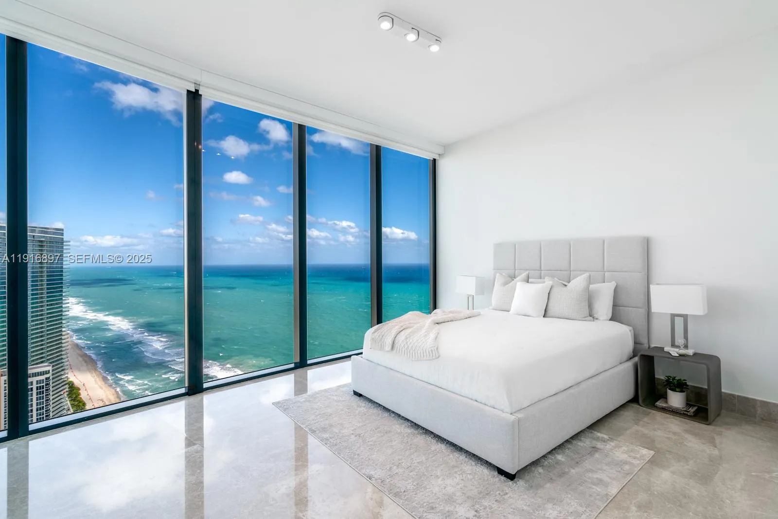 Foto de propiedad en 18555 Collins Avenue 5105, Sunny Isles Beach, FL 33160 Sunny Isles Beach con MLS# 
