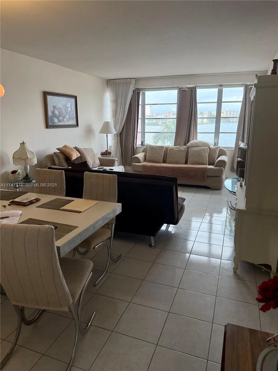 Foto de propiedad en 18555 NE 14th Avenue 618, Miami, FL 33179 Miami con MLS# 