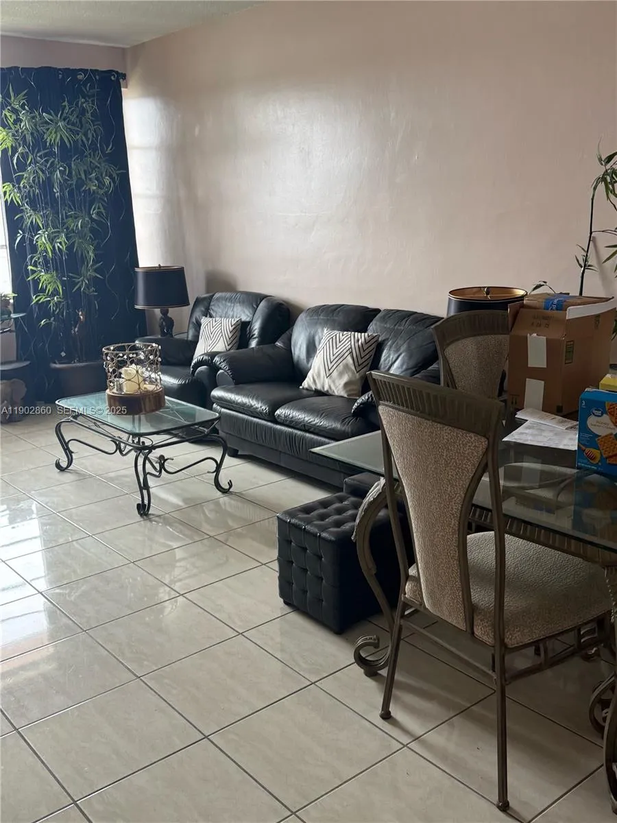 Foto de propiedad en 18555 NE 14th Avenue 715, Miami, FL 33179 Miami con MLS# 