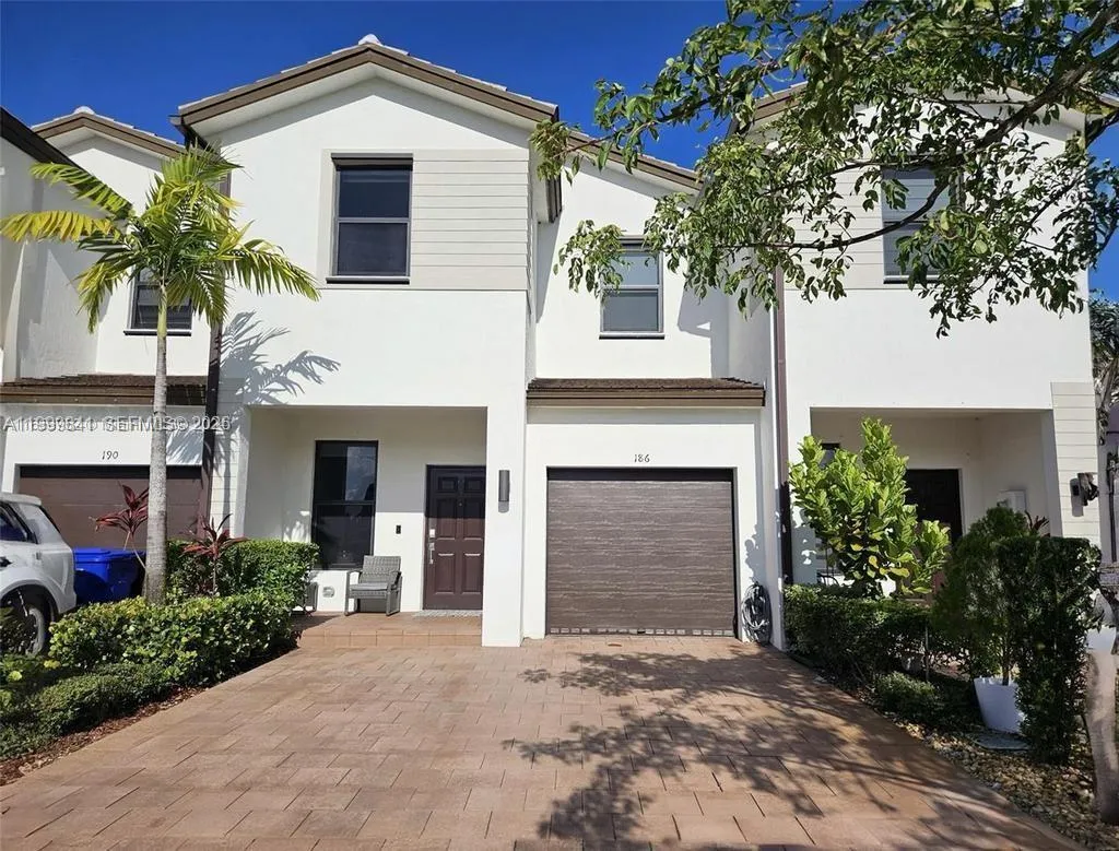 Foto de propiedad en 186 SW 185th Terrace, Pembroke Pines, FL 33029 Pembroke Pines con MLS# 