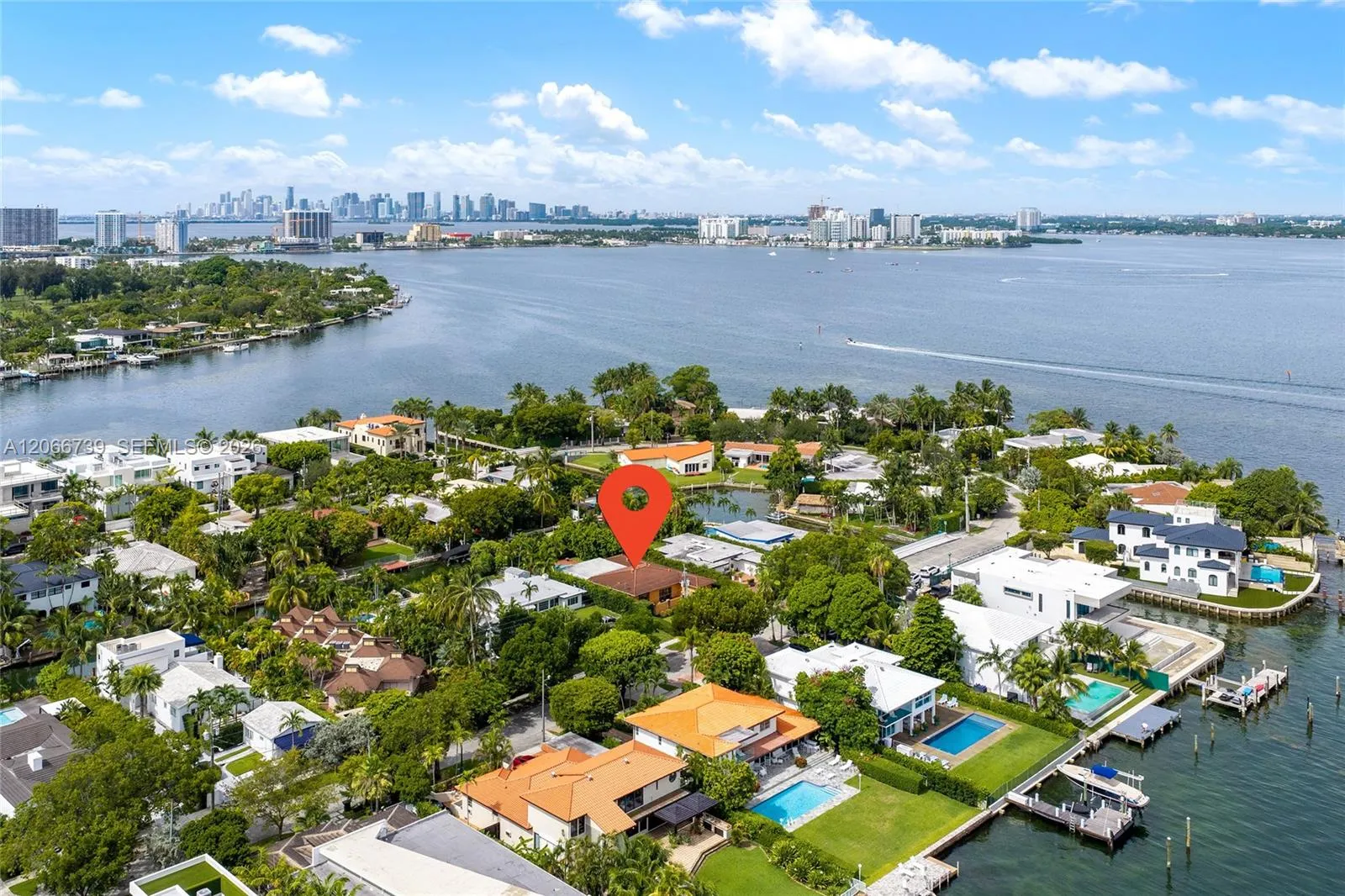 Foto de propiedad en 1860 Cleveland Road, Miami Beach, FL 33141 Miami Beach con MLS# 