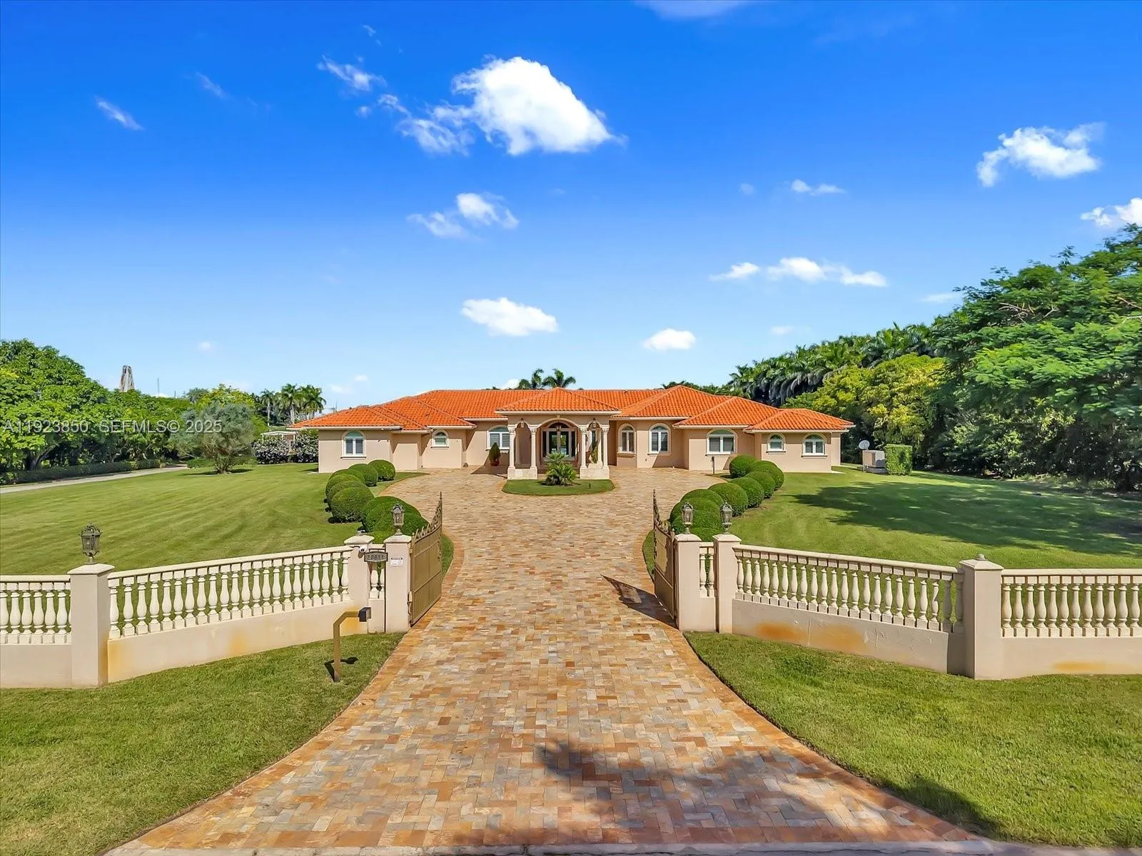 Foto de propiedad en 18611 SW 122nd Street, Miami, FL 33196 Miami con MLS# 