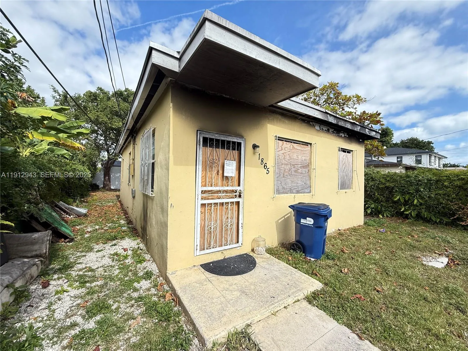 Foto de propiedad en 1865 NW 70th Street, Miami, FL 33147 Miami con MLS# 