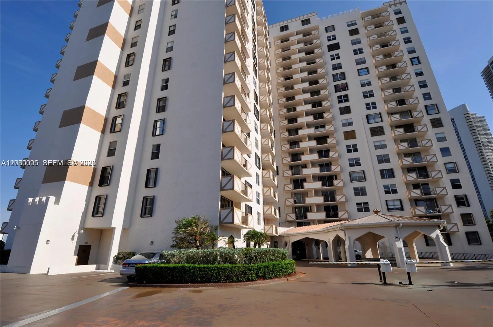 Foto de propiedad en 1865 S Ocean Drive 12E, Hallandale Beach, FL 33009 Hallandale Beach con MLS# 