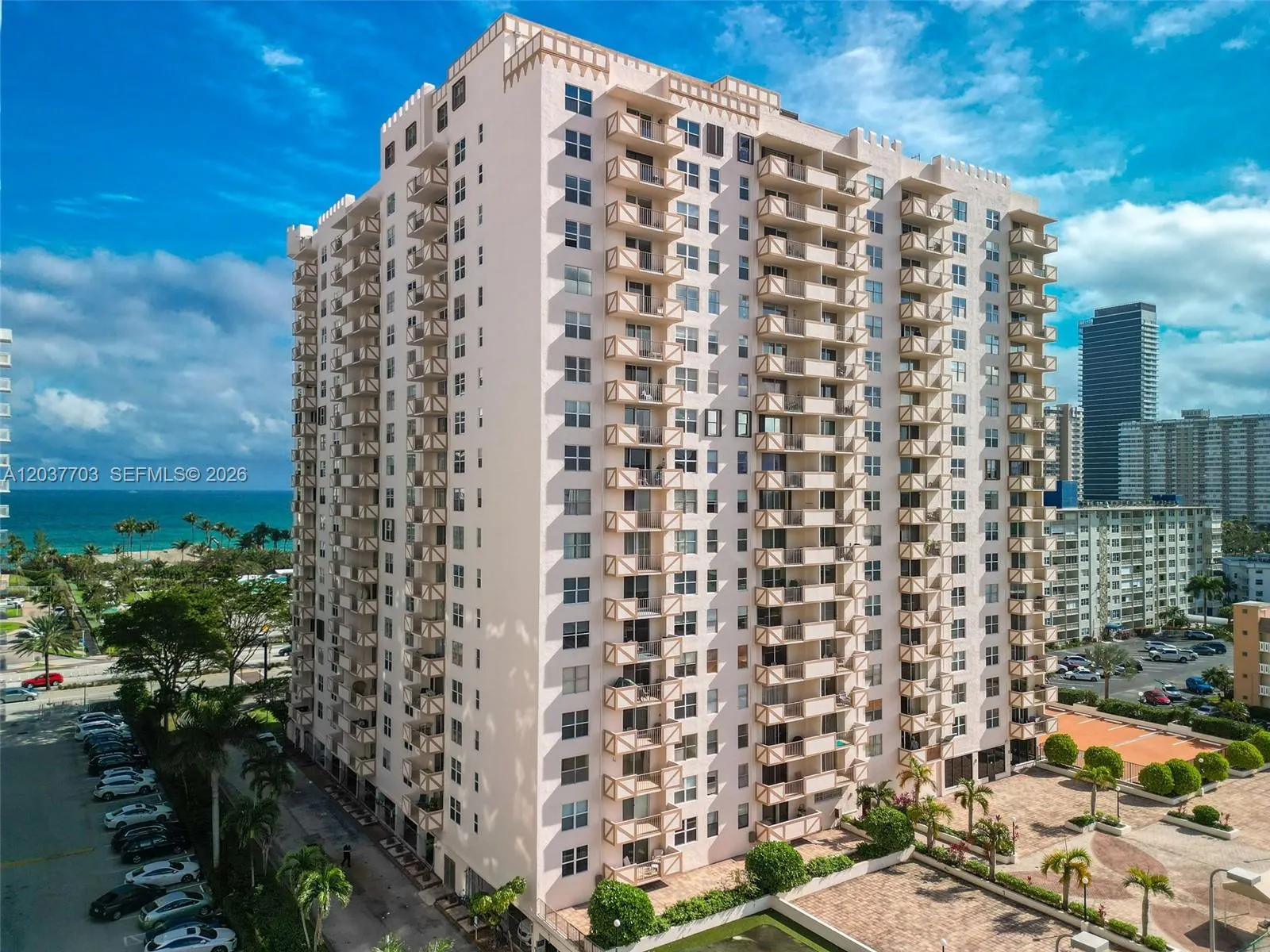 Foto de propiedad en 1865 S Ocean Drive 16B, Hallandale Beach, FL 33009 Hallandale Beach con MLS# 
