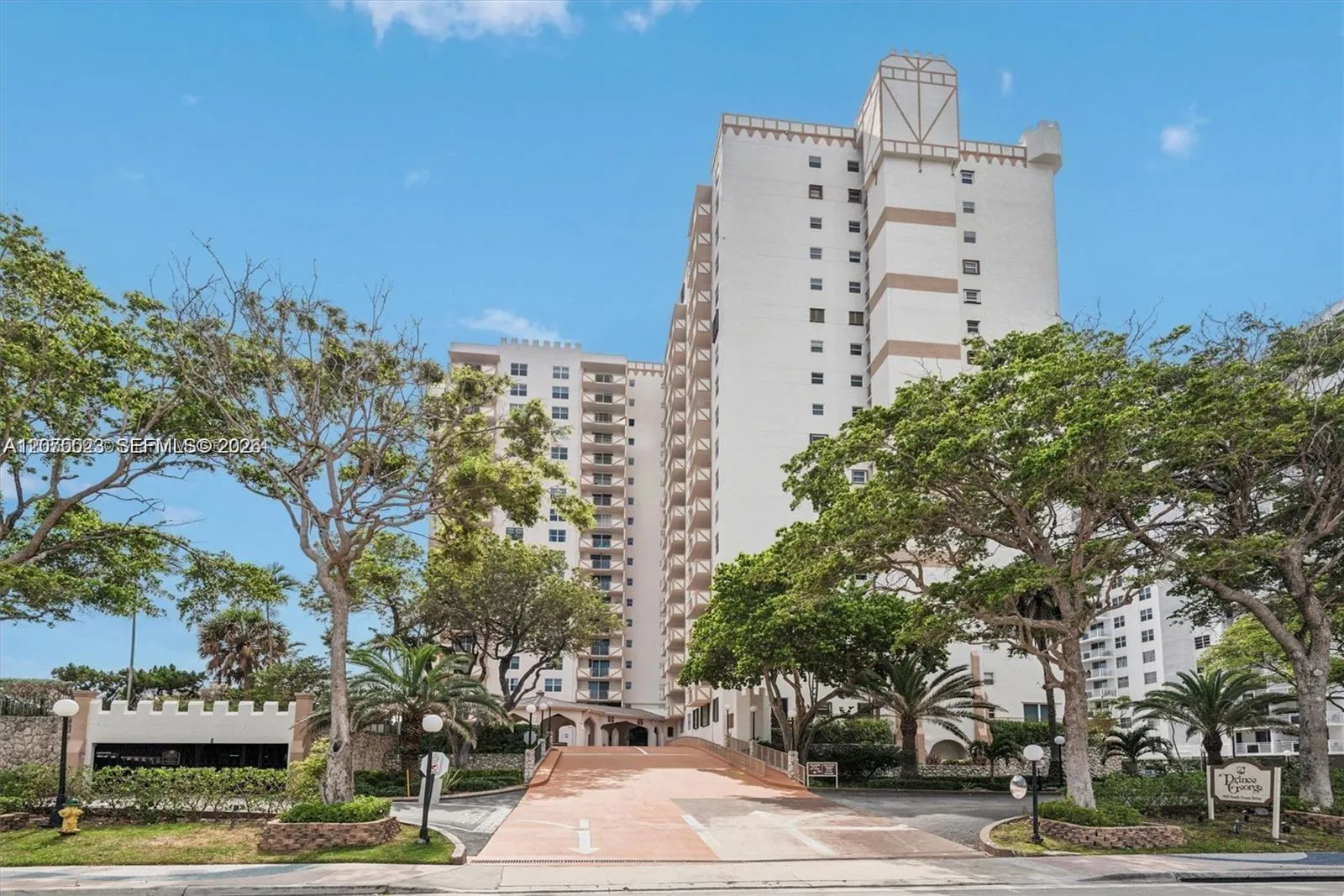 Foto de propiedad en 1865 S Ocean Drive 2D, Hallandale Beach, FL 33009 Hallandale Beach con MLS# 
