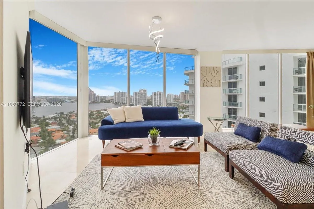Foto de propiedad en 18671 Collins Avenue 2404, Sunny Isles Beach, FL 33160 Sunny Isles Beach con MLS# 