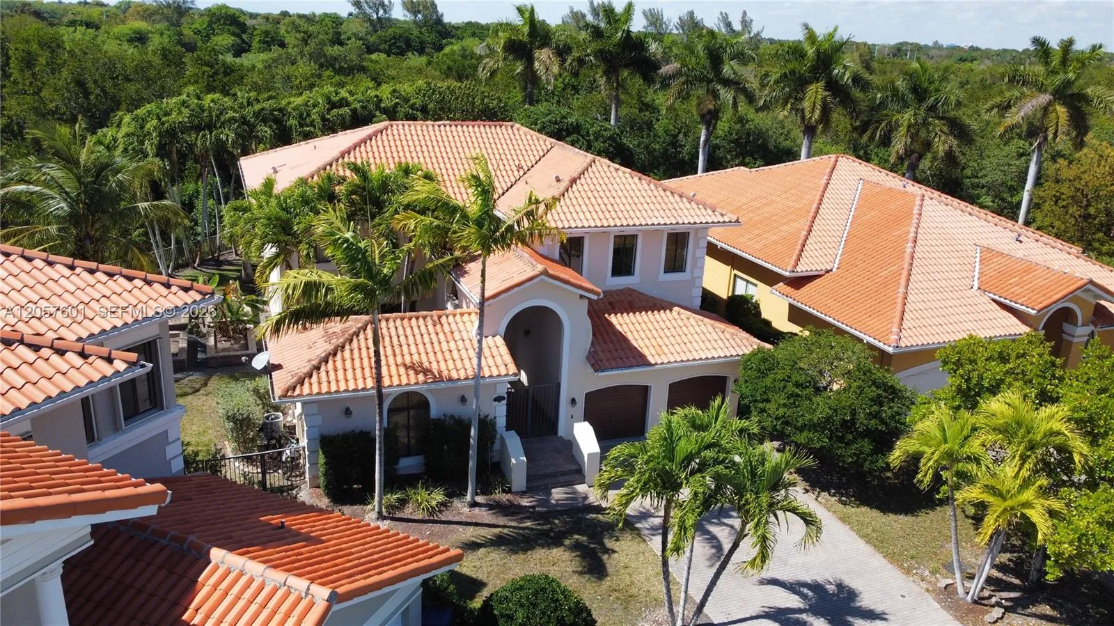Foto de propiedad en 18704 SW 76th Court, Cutler Bay, FL 33157 Cutler Bay con MLS# 