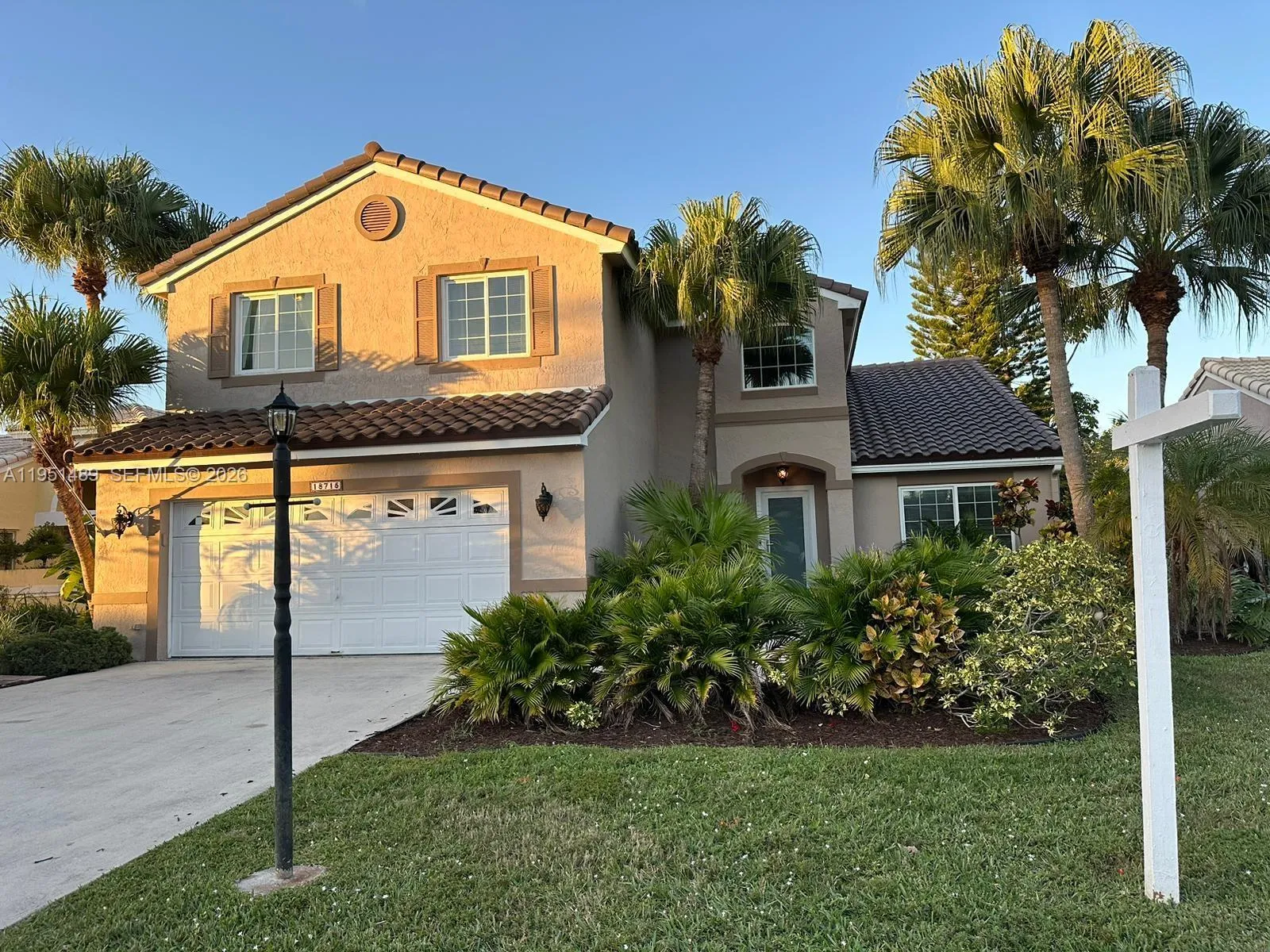 Foto de propiedad en 18715 NW 1st Street, Pembroke Pines, FL 33029 Pembroke Pines con MLS# 