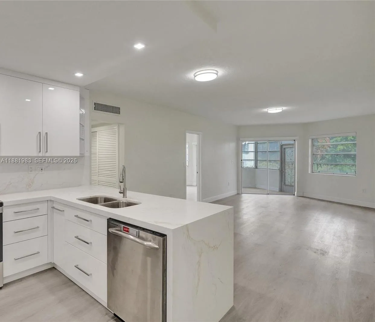 Foto de propiedad en 18720 NE 18th Avenue 116, Miami, FL 33179 Miami con MLS# 