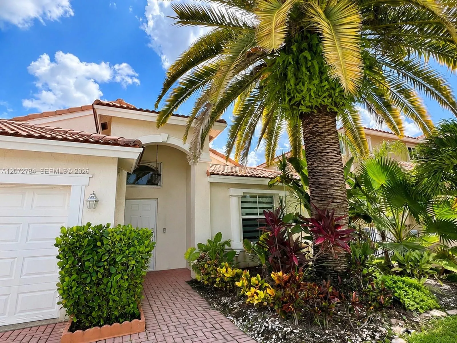 Foto de propiedad en 18724 SW 16th Street, Pembroke Pines, FL 33029 Pembroke Pines con MLS# 