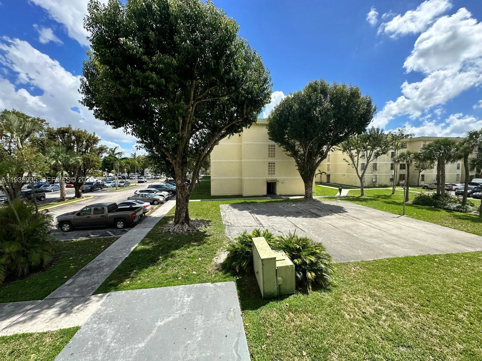 Foto de propiedad en 1875 W 56th Street 301, Hialeah, FL 33012 Hialeah con MLS# 