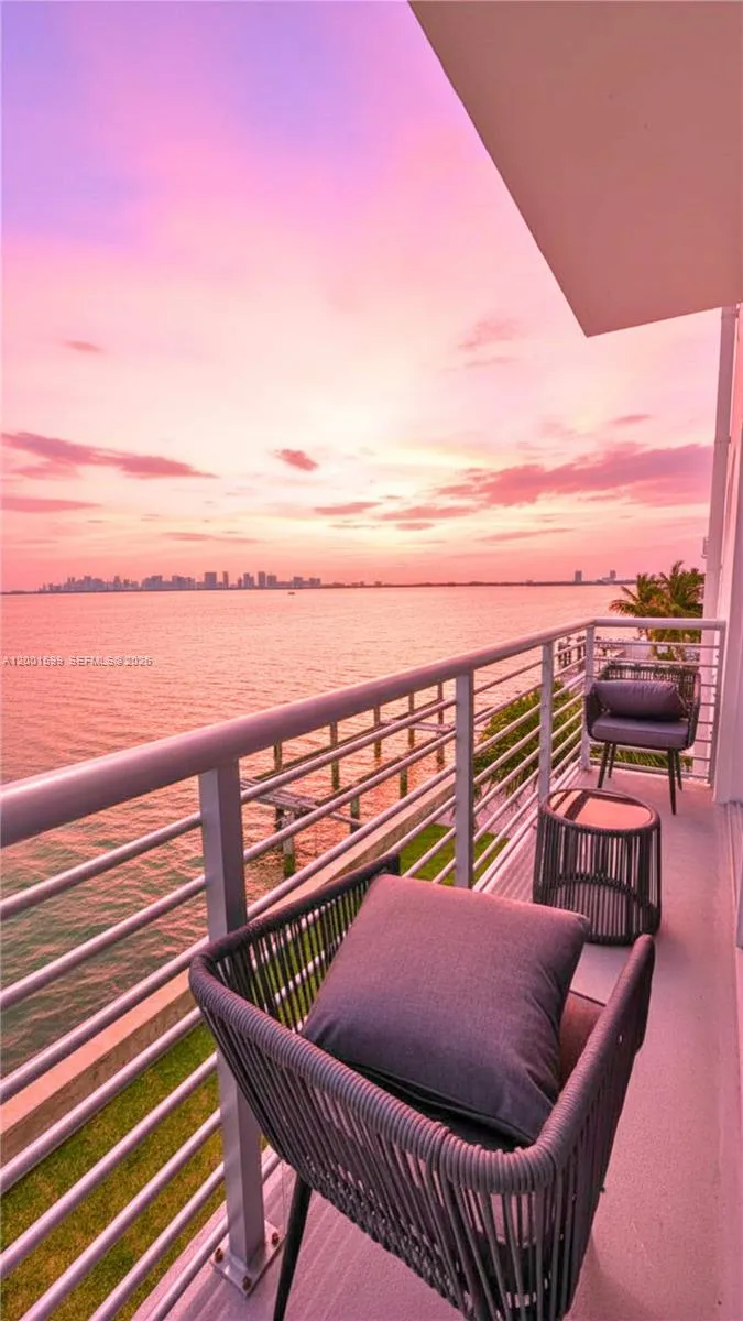 Foto de propiedad en 1880 S Treasure Drive 3A, North Bay Village, FL 33141 North Bay Village con MLS# 