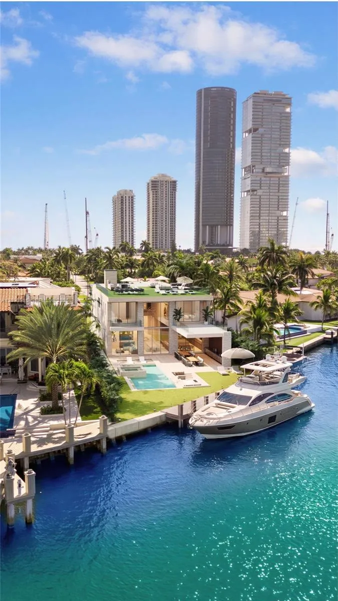 Foto de propiedad en 18800 N Bay Road, Sunny Isles Beach, FL 33160 Sunny Isles Beach con MLS# 
