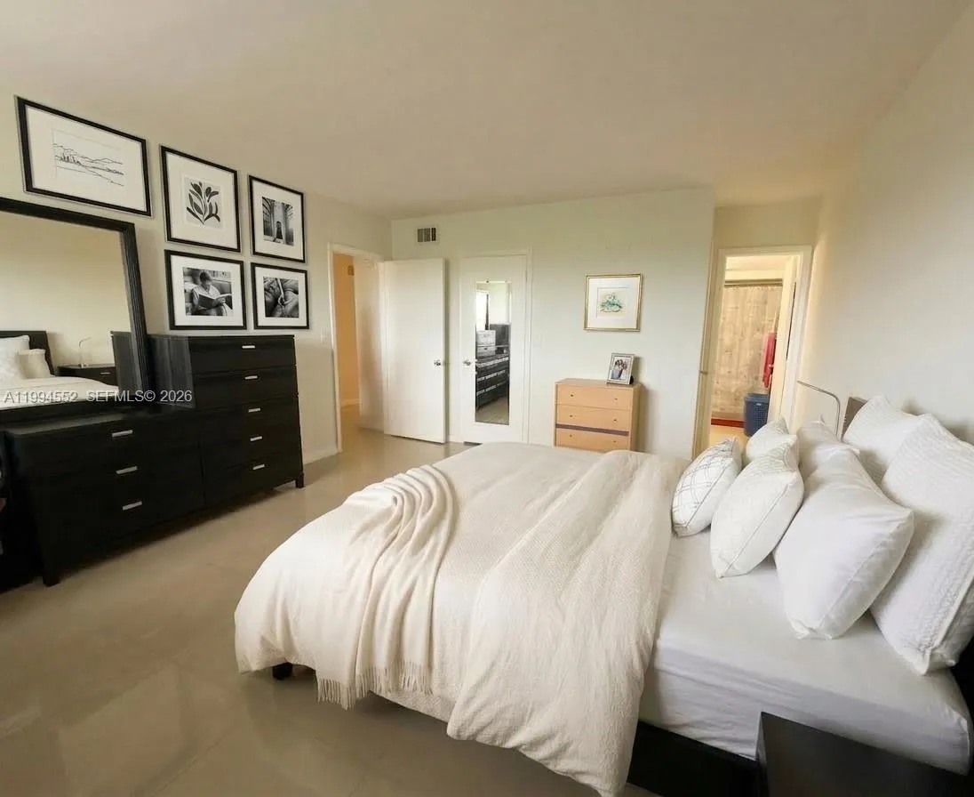 Foto de propiedad en 1881 Middle River Drive 704, Fort Lauderdale, FL 33305 Fort Lauderdale con MLS# 
