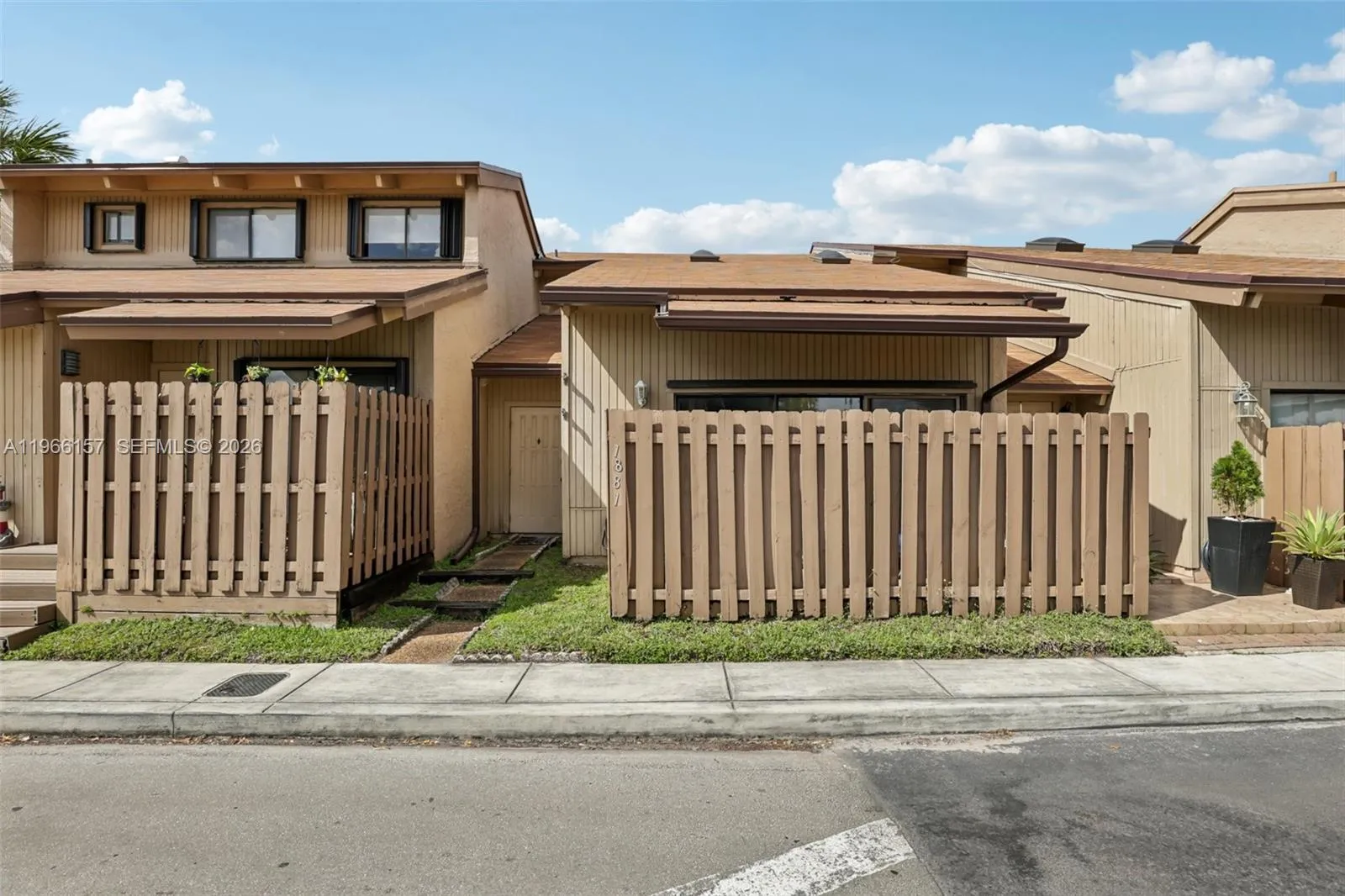 Foto de propiedad en 1881 SW 81st Avenue, Davie, FL 33324 Davie con MLS# 