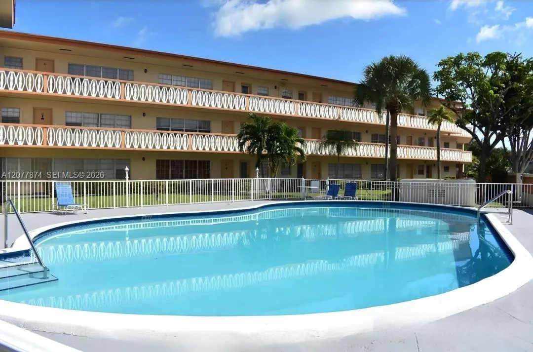 Foto de propiedad en 1885 NE 121st Street 16, North Miami, FL 33181 North Miami con MLS# 