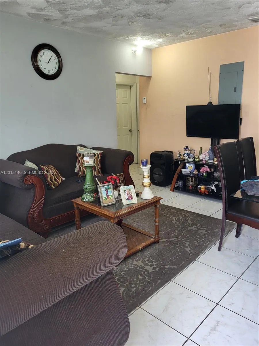 Foto de propiedad en 1886 NW 51st Street, Miami, FL 33142 Miami con MLS# 