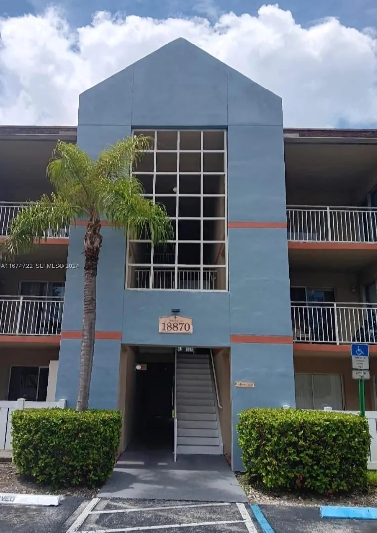 Foto de propiedad en 18870 NW 57th Avenue 108, Hialeah, FL 33015 Hialeah con MLS# 