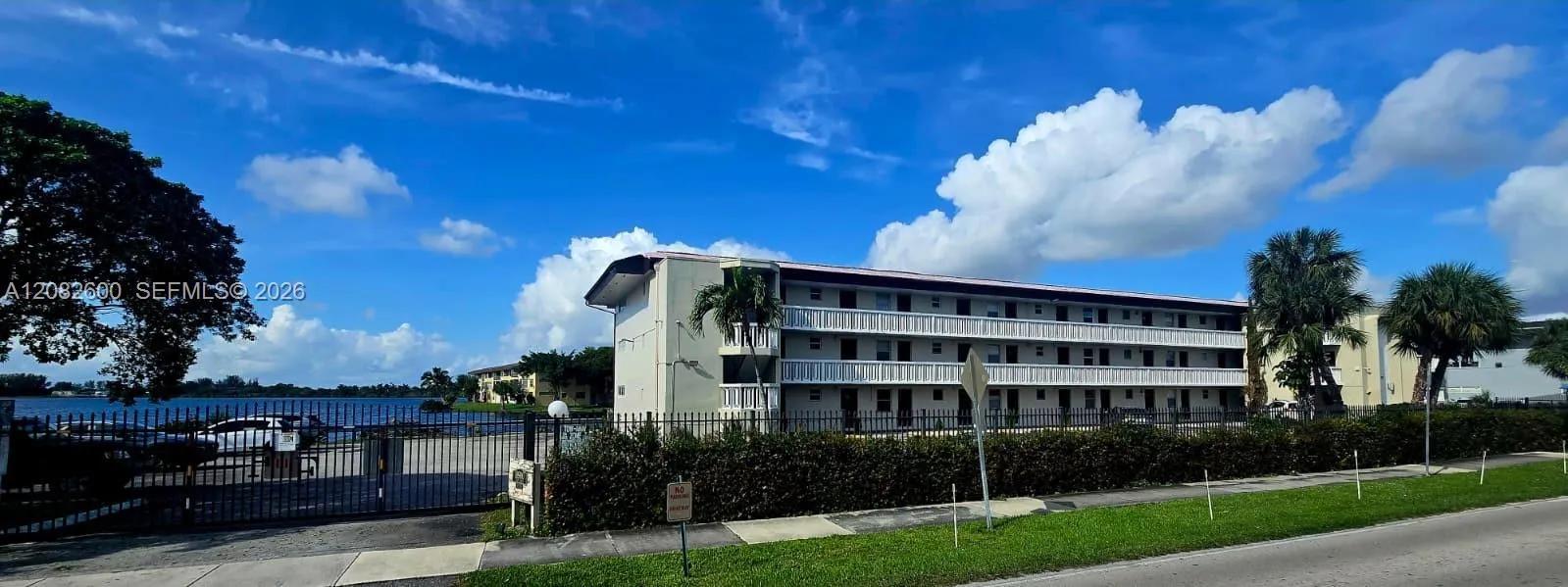 Foto de propiedad en 18900 NE 14th Avenue D105, Miami, FL 33179 Miami con MLS# 