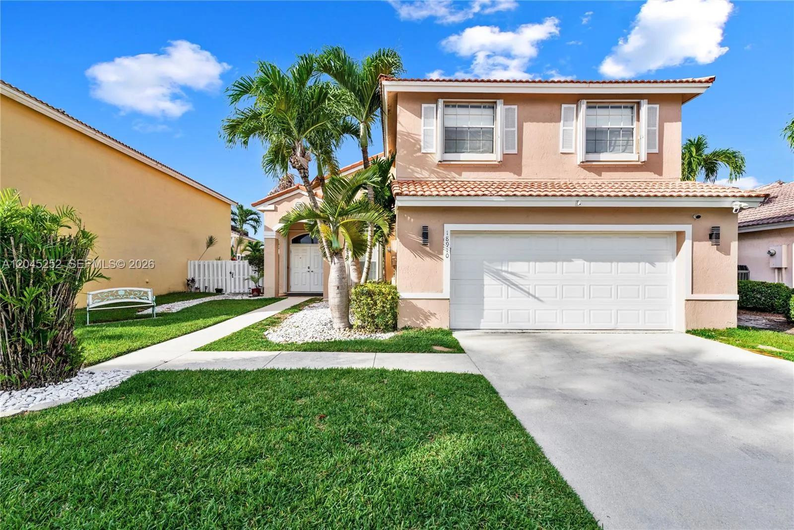 Foto de propiedad en 18910 NW 10th Terrace, Pembroke Pines, FL 33029 Pembroke Pines con MLS# 