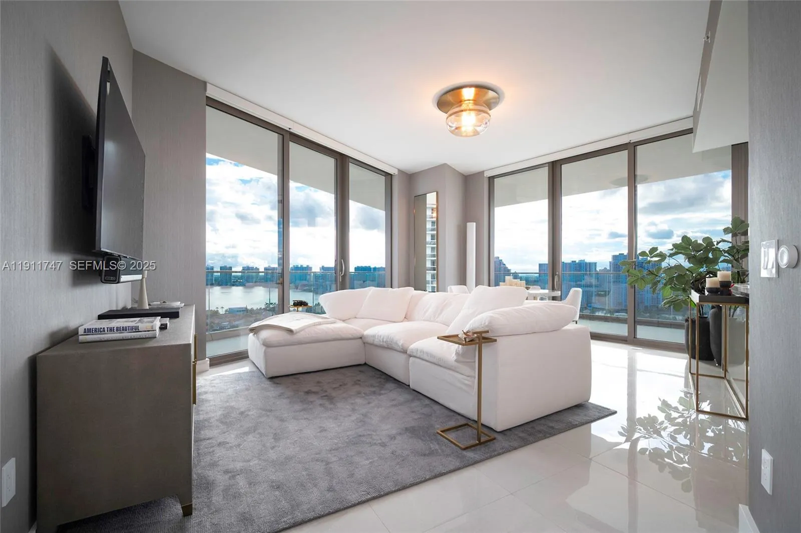 Foto de propiedad en 18975 Collins Avenue 1705, Sunny Isles Beach, FL 33160 Sunny Isles Beach con MLS# 