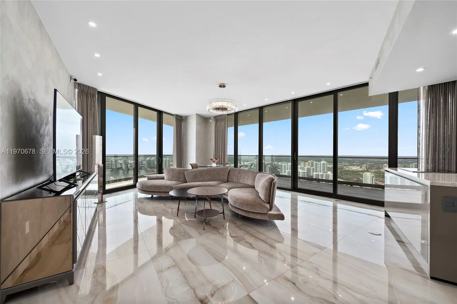 Foto de propiedad en 18975 Collins Avenue 4505, Sunny Isles Beach, FL 33160 Sunny Isles Beach con MLS# 