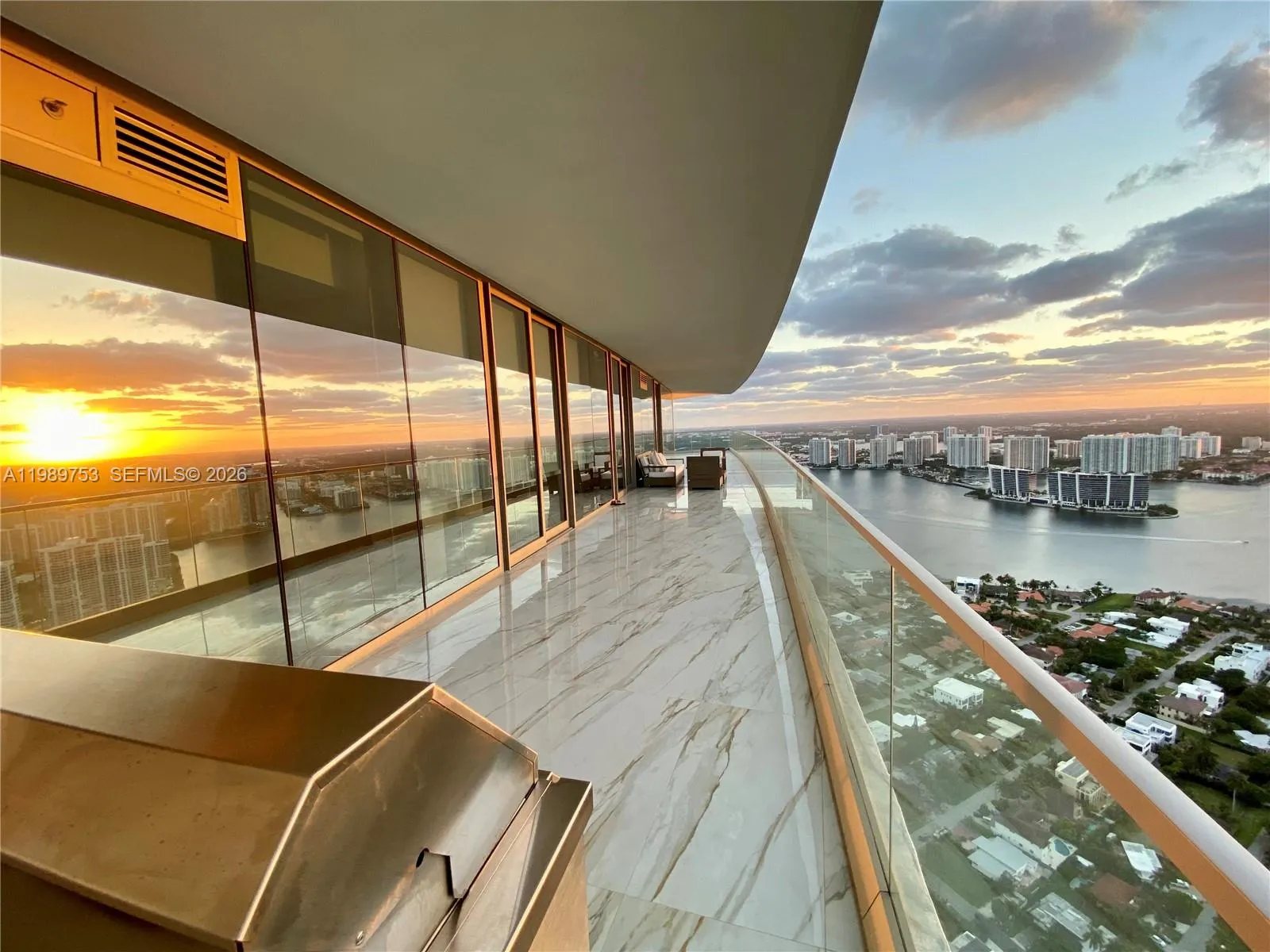 Foto de propiedad en 18975 Collins Avenue 5105, Sunny Isles Beach, FL 33160 Sunny Isles Beach con MLS# 