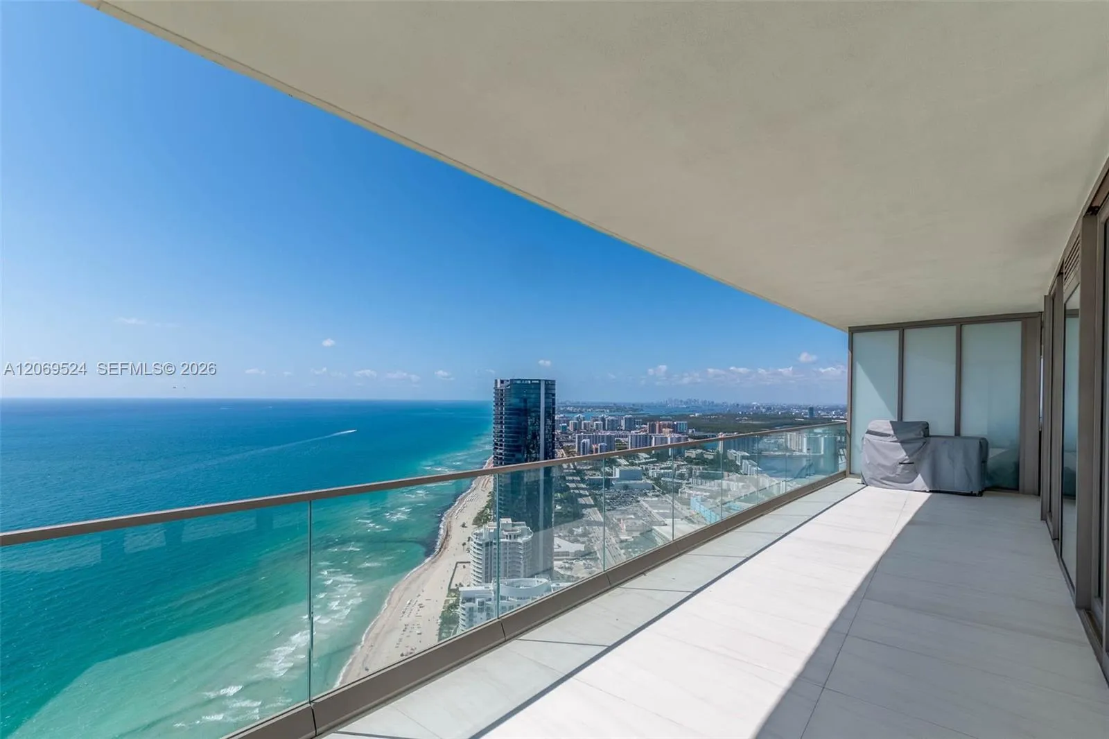 Foto de propiedad en 18975 Collins Avenue 5403, Sunny Isles Beach, FL 33160 Sunny Isles Beach con MLS# 
